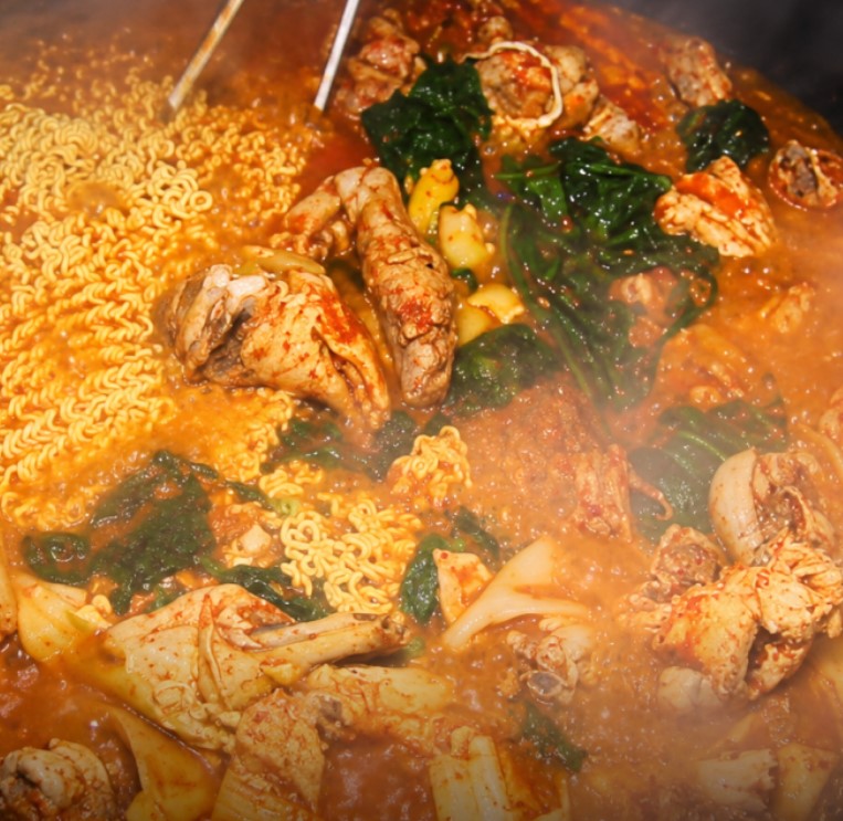 생방송 투데이 가평 솥뚜껑닭매운탕 맛집 민기남씨네 위치 메뉴 가격 영업시간-맛불 작전 솥뚜껑닭매운탕 VS 대왕해물전골 편